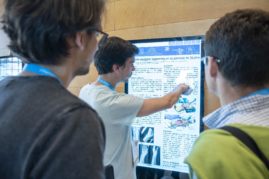 3 jóvenes mirando e-póster