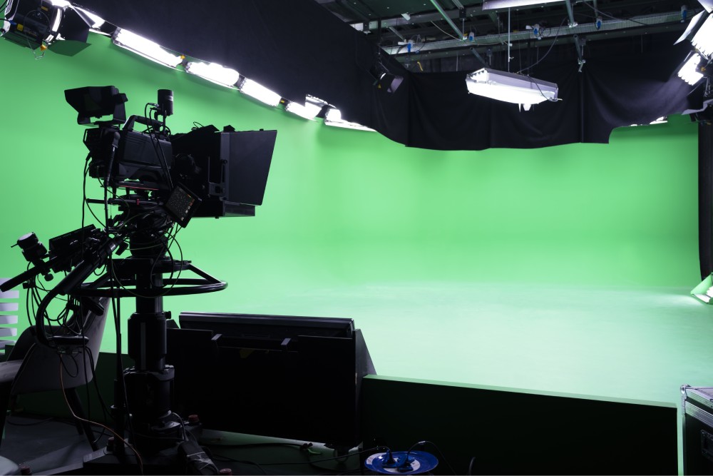 cámara con escenario virtual en chroma verde