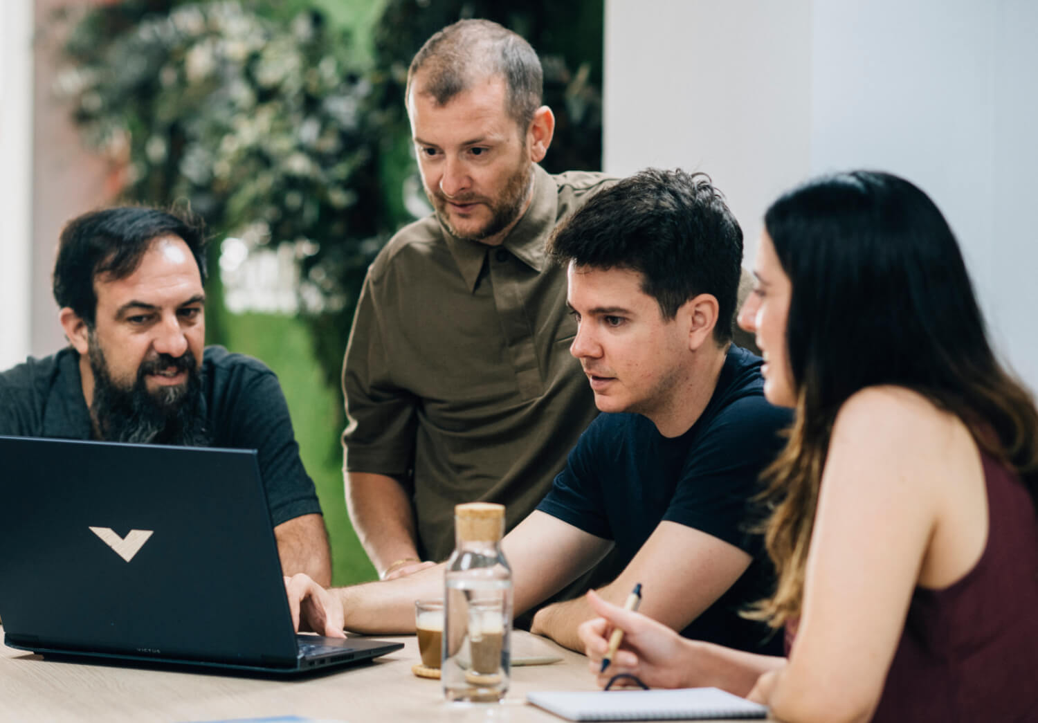 reunión de trabajo cuatro personas sonrientes